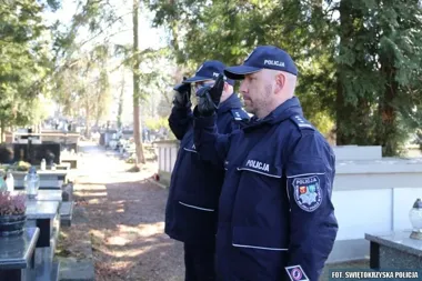 Komenda Miejska podświetlona na niebiesko - hołd dla poległych funkcjonariuszy