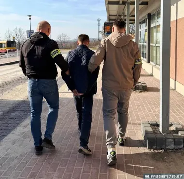 Przerabiał stare 20 zł - w autobusie ujęto sprawcę z ponad 400 przerobionymi monetami