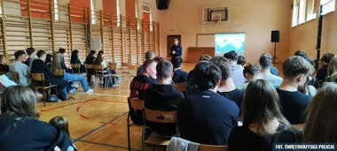 W Bodzentynie policjantka mówiła o narkotykach - uczniowie zadawali pytania