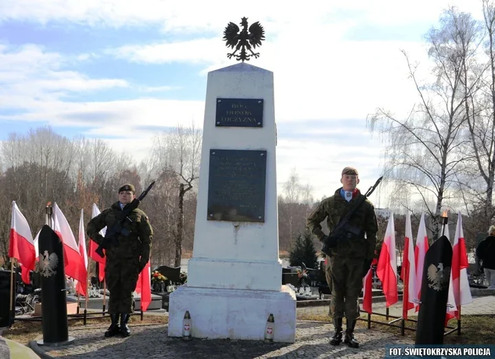 Komendant Policji w Kielcach złożył hołd pod pomnikiem - służby razem na Piaskach