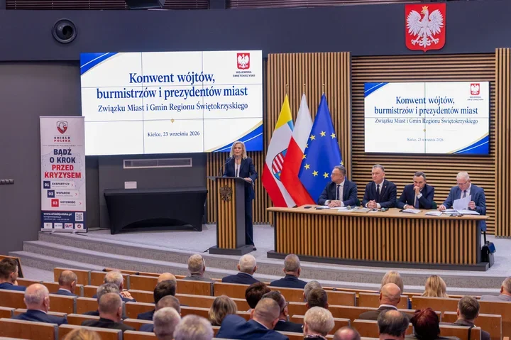 Kobieta przemawia z mównicy podczas konwentu wójtów, burmistrzów i prezydentów miast Związku Miast i Gmin Regionu Świętokrzyskiego w sali konferencyjnej w Kielc