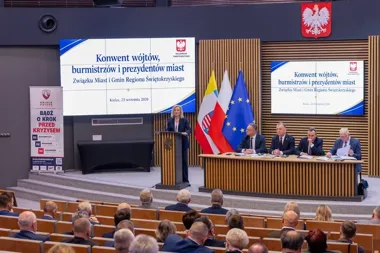 Kobieta przemawia z mównicy podczas konwentu wójtów, burmistrzów i prezydentów miast Związku Miast i Gmin Regionu Świętokrzyskiego w sali konferencyjnej w Kielc