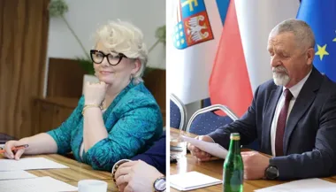 Kobieta i mężczyzna siedzą przy stołach konferencyjnych podczas spotkań urzędowych, w tle flagi polskie, unijne i wojewódzkie.