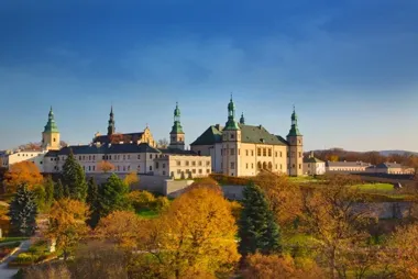 Zamek w Pieskowej Skale w jesiennej scenerii.