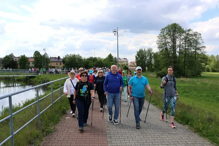 Ponad 200 seniorów ruszyło wokół zalewu. Rajd w Strawczynie miał mocny finał