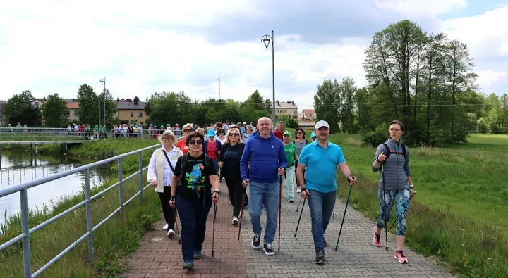 Ponad 200 seniorów ruszyło wokół zalewu. Rajd w Strawczynie zaskoczył rozmachem