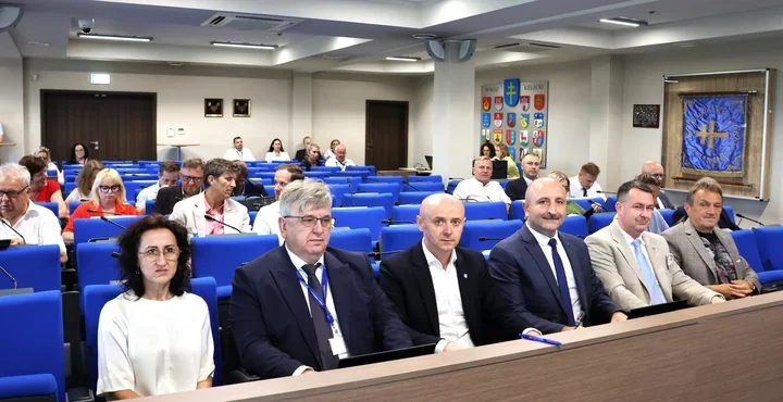 Drogi, bezpieczeństwo i nowa placówka. Ważne decyzje powiatu kieleckiego