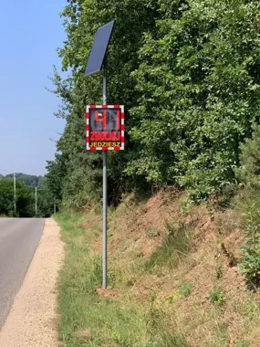 50 wyświetlaczy przy szkołach. Kierowcy zobaczą „Zwolnij”