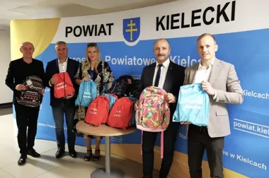 Mniów przekazał szkolne wyprawki dzieciom z pieczy zastępczej