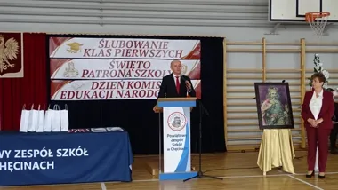 Trzy uroczystości i nowy początek. Pierwszoklasiści złożyli ślubowanie w Chęcinach