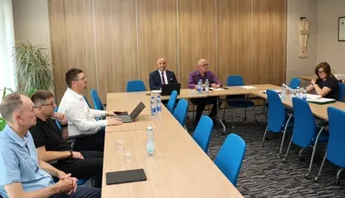Budżet z nadwyżką i bez nowego długu – powiat stawia na drogi i szpitale