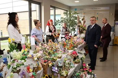 Kolorowe pisanki, palmy i rękodzieło – świąteczny kiermasz w Starostwie