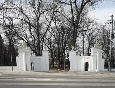 Barokowa brama Pałacu Dobieckich odzyskała dawny blask – prace zakończone