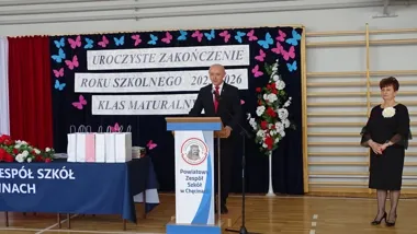 Maturzyści żegnają szkołę. W powiecie padły nagrody i ostatnie życzenia