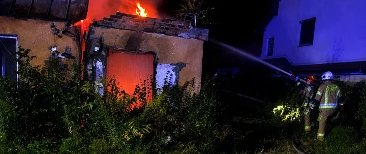 Nocny pożar domu w Zgórsku. Strażacy szukali ludzi w płonącym budynku