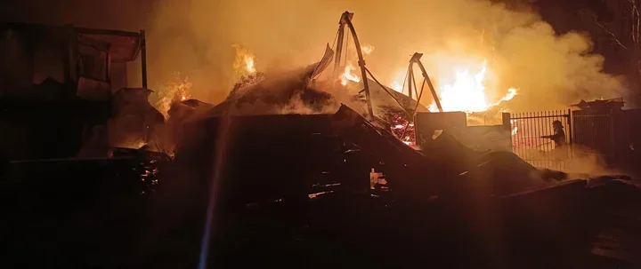 Nocny pożar tartaku w Szczukowicach - 15 zastępów i 12 godzin akcji