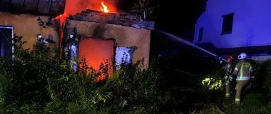 Nocny pożar domu w Zgórsku. Strażacy szukali ludzi w płonącym budynku