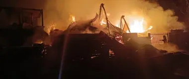 Nocny pożar tartaku w Szczukowicach - 15 zastępów i 12 godzin akcji