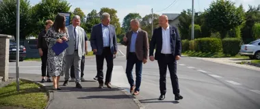 Ponad kilometr bezpieczniejszej drogi w Potoku. Jest chodnik i oświetlenie