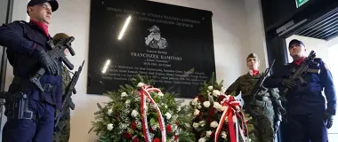 Na kieleckim dworcu ważna uroczystość. Przyjechali ministrowie i rodzina generała