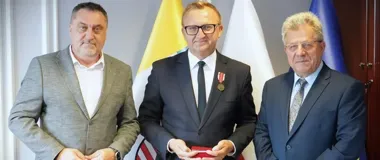 Medal za zasługi dla oświaty trafił do starosty sandomierskiego