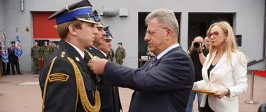 Strażacy odebrali podziękowania i awanse przed skarżyską komendą PSP
