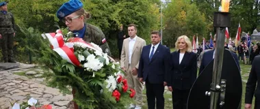 Kwiaty i znicze w Kielcach. Hołd ofiarom sowieckiej agresji